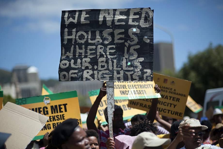 Cientos de habitantes de Cape Town protestan contra el Congreso Nacional Africano, partido de gobierno, por los pobres servicios públicos que reciben. Habrá elecciones el próximo abril. / AFP