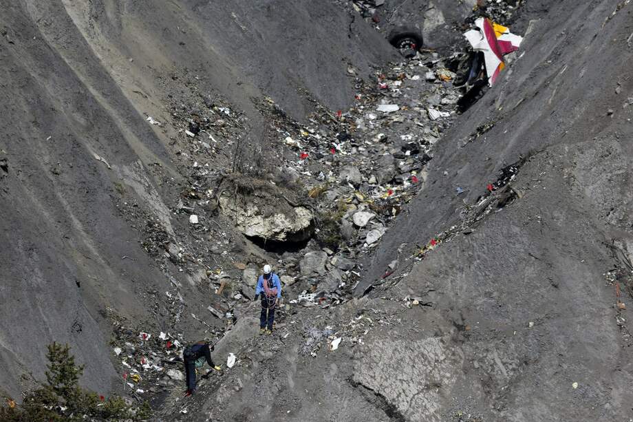 Las operaciones de rescate de los víctimas del vuelo 9525 de Germanwick continúa en los Alpes franceses. Una tarea que según rescatistas será larga. /AFP
