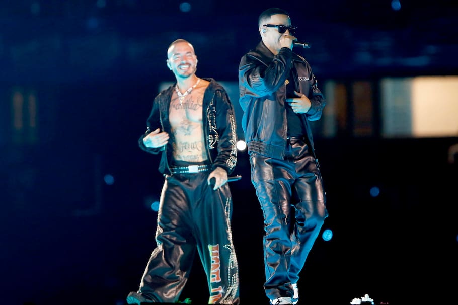 AME4360. MEDELLÍN (COLOMBIA), 30/11/2025.- Los cantantes J Balvin de Colombia (i) y el puertoriqueño Daddy Yankee se presentan en el concierto ‘Hecho en Medellín, Ciudad primavera’ este sábado, en el estadio Atanasio Girardot en Medellín (Colombia). EFE/ STR