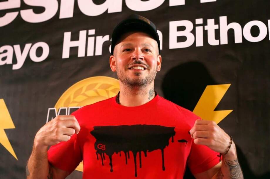 En el video, de unos cinco minutos, el cantante aparece acompañado por cada uno de sus músicos desde sus respectivas casas y varios colegas para darle vida al éxito que "recoge el sentimiento de los latinos en una sola voz".
/ EFE