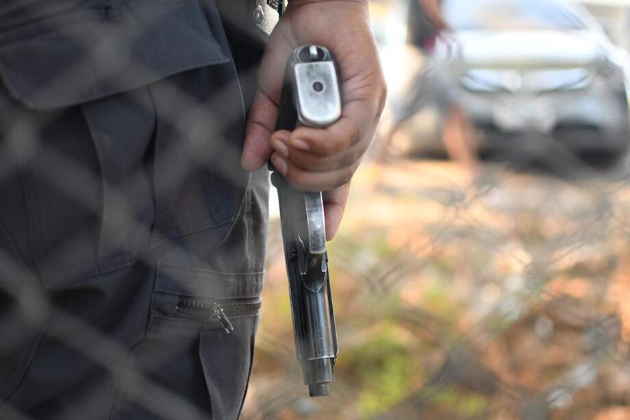 Un integrante de las Fuerzas Armadas participa en el operativo para tomar el control de la cárcel de máxima seguridad denominada Renovación I.