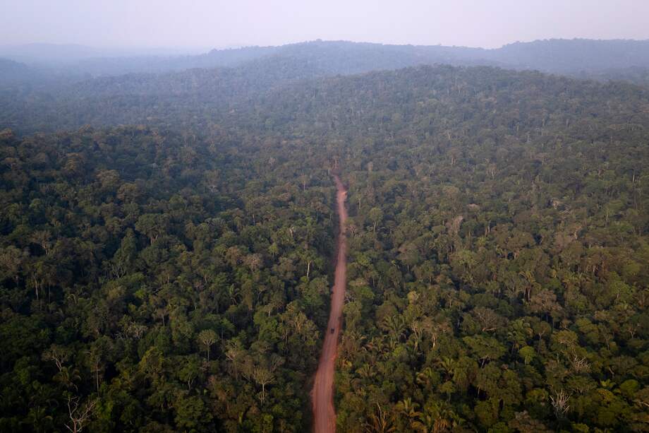 Imagen de referencia // Fotografía aérea que muestra el Parque Nacional Amazonia en la ciudad de Itaituba a orillas de la carretera transamazónica en el estado de Pará (Brasil).