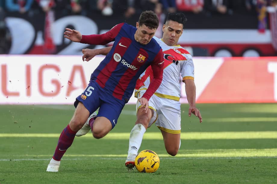 El defensa danés del FC Barcelona Andreas Christensen (i) disputa una posesión ante Radamel Falcao (d) delantero del Rayo Vallecano durante el partido de LaLiga EA Sports que ha enfrentado al Rayo Vallecano y el FC Barcelona en el estadio de Vallecas, este sábado.