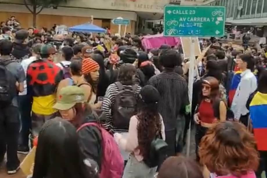 Se presenta una manifestación que avanza por la Calle 26 con carrera 19, en sentido occidente–oriente, lo que genera afectación vial en este corredor.
Grupo Guía, Agentes Civiles y unidades de Tránsito gestionan el tráfico en la zona.