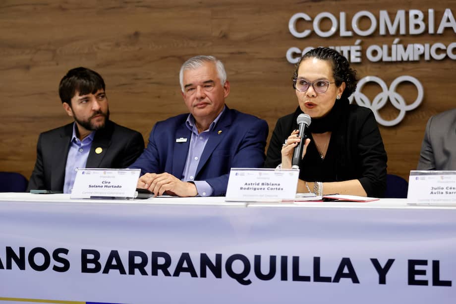Exalcalde de Barranquilla, Jaime Alberto Pumarejo (i); el presidente del Comité Olímpico Colombiano, Ciro Solano, y la ministra colombiana del Deporte, Astrid Bibiana Rodríguez.