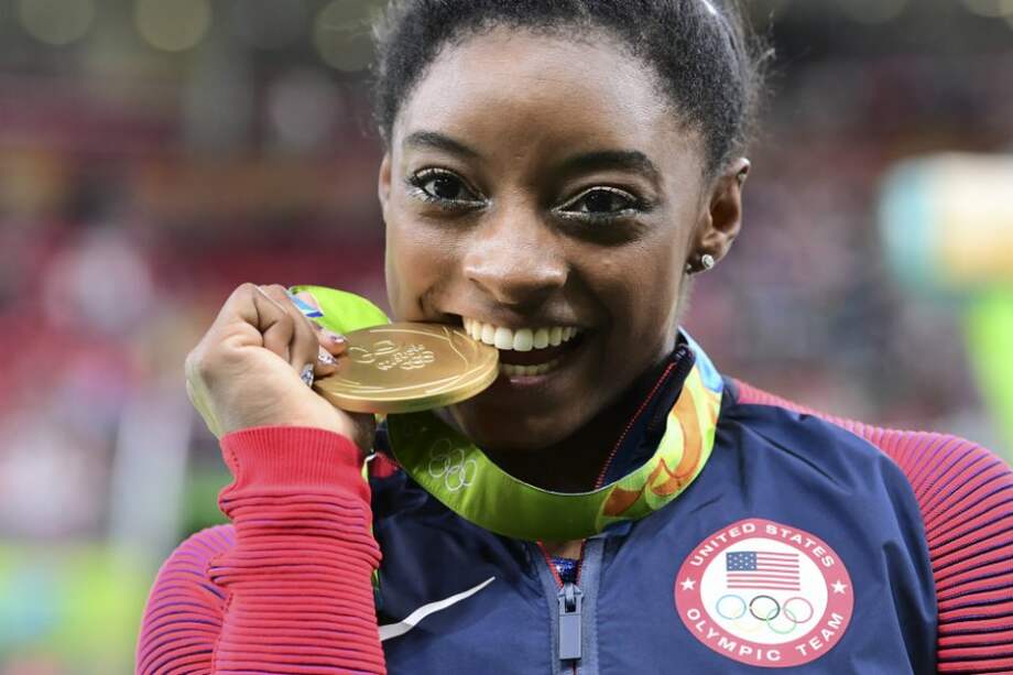 La gimnasta estadounidense Simone Biles ganó oro en el concurso general individual. / AFP