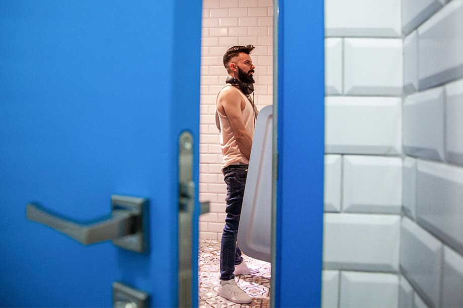 El orinal es la mejor opción para un hombre, aunque faltan estudios que determinen si también lo hacen por fuera.