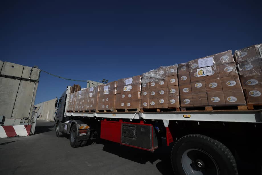 Camiones egipcios que transportan ayuda humanitaria a la Franja de Gaza tras pasar controles de seguridad en el cruce de Kerem Shalom, 10 de enero de 2024.