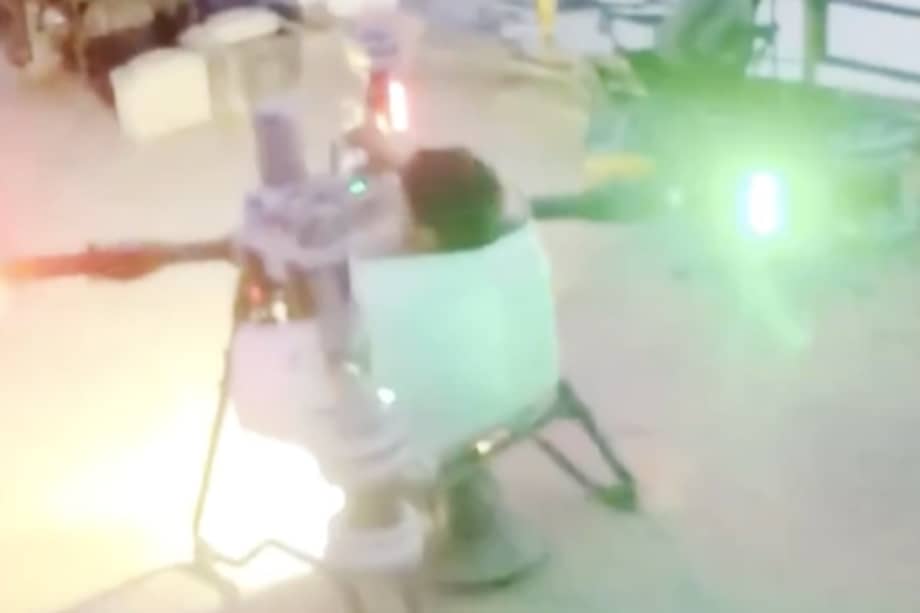 Imagen del video que circuló en redes sociales en el que se evidencia una persona a bordo de un dron destinado al riego de cultivos.