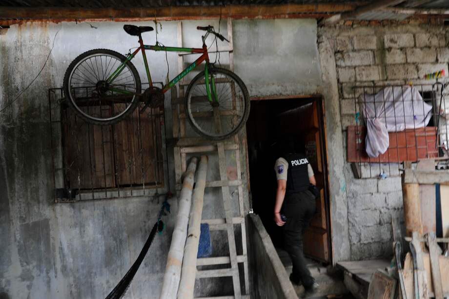 Una integrante de la Policía de Ecuador ingresa a una vivienda durante un operativo este viernes, en el área cooperativa Elsa Bucarán en Durán (Ecuador).