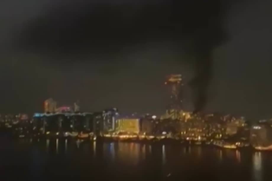 Captura de un video que muestra una fumarola alzándose sobre Dubai.