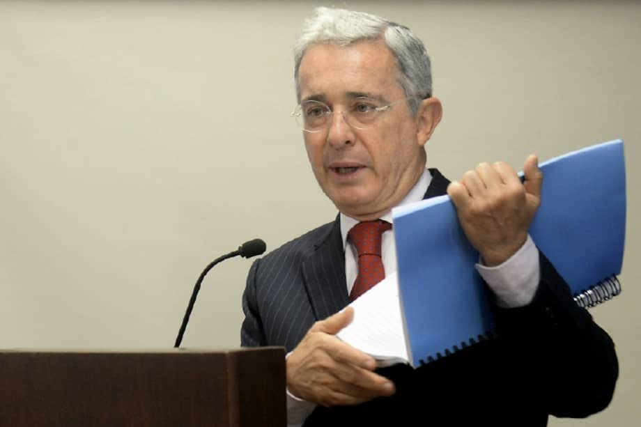 Uribe visitará universidades para explicar a estudiantes versión de su caso.