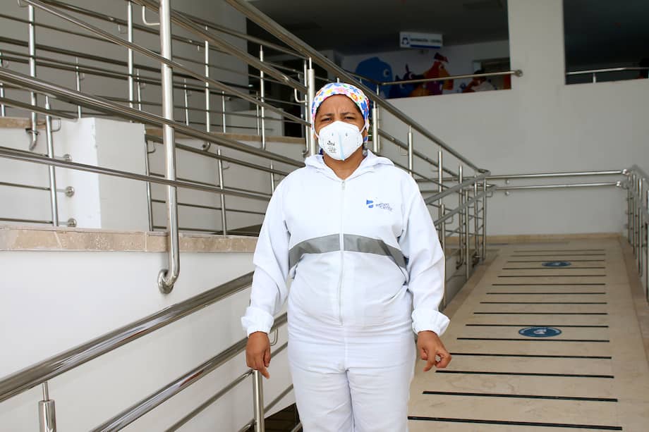 Esta mujer hace 13 trabaja en la red pública hospitalaria en el área de desinfección y limpieza.