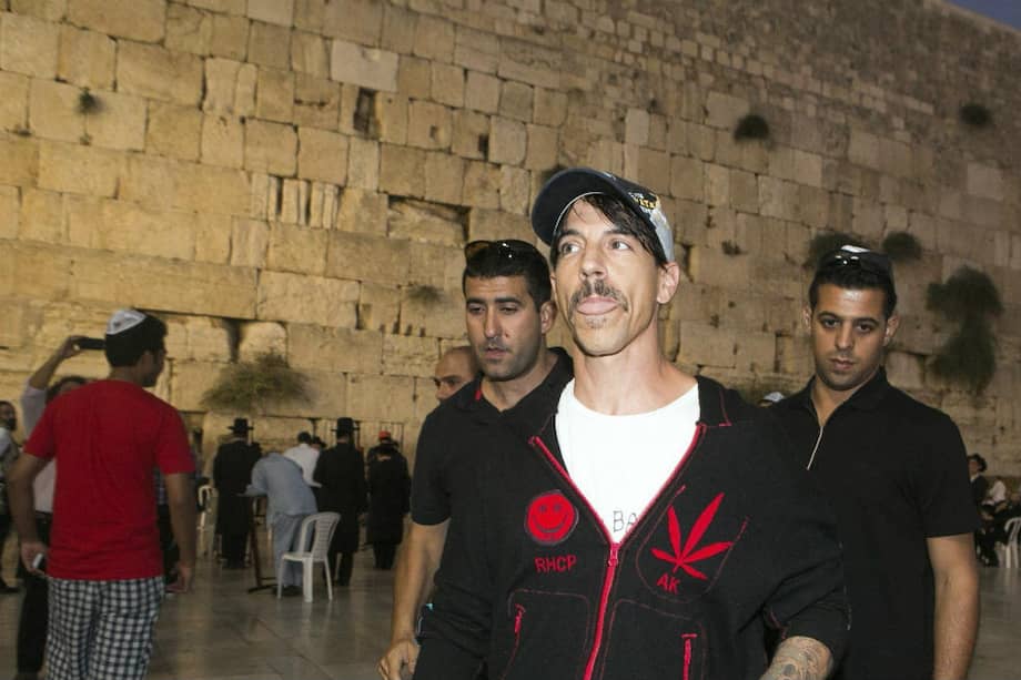 Anthony Kiedis, cantante de Red Hot Chili Peppers, visita el Muro de las Lamentaciones en Jerusalén, Israel. /EFE