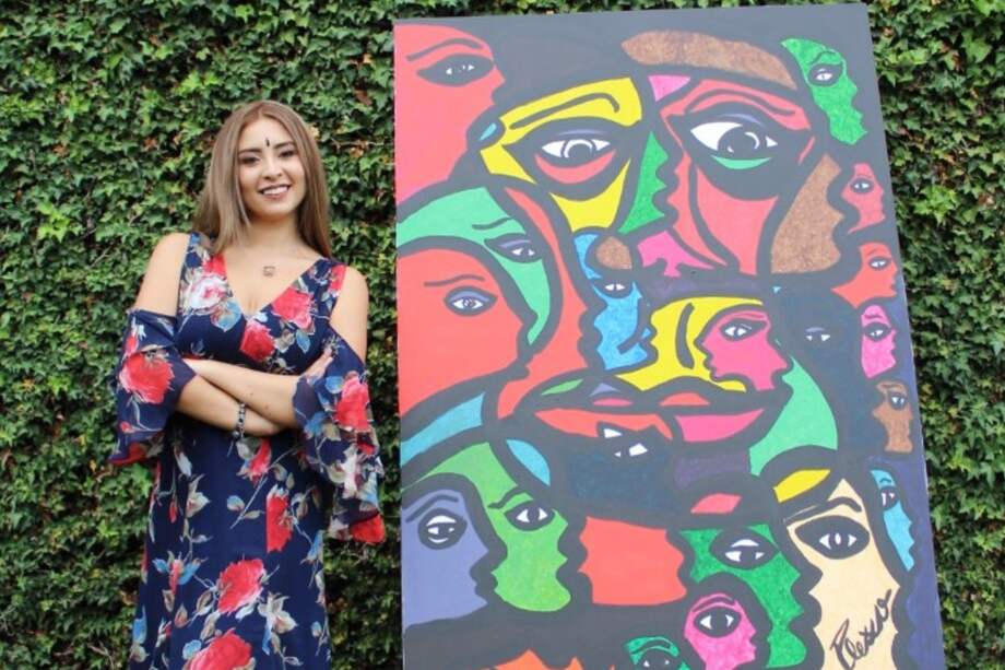 Juliana Pexxo comenzó su carrera pintando e interviniendo chaquetas y otras prendas.