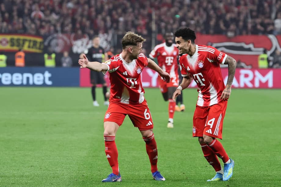 Luis Díaz y Joshua Kimmich durante la semifinal de la Copa de Alemania entre Bayer Leverkusen y Bayern Múnich este 22 de abril de 2026.