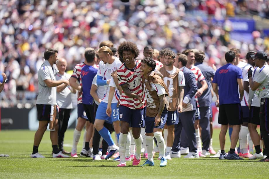 Chris Richards y Alejandro Zendejas celebran el segundo triunfo de Estados Unidos en la Copa Mundial de la FIFA 2026.