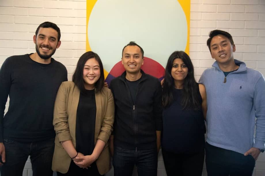 Los estudiantes del MIT Nadim Hachem, Tassuda Sirilerkpipat, Divya Sohal y Nick S. Hong acompañan a Camilo Montañez (centro), líder de experiencia de cliente de Zinobe.
/ Cortesía.