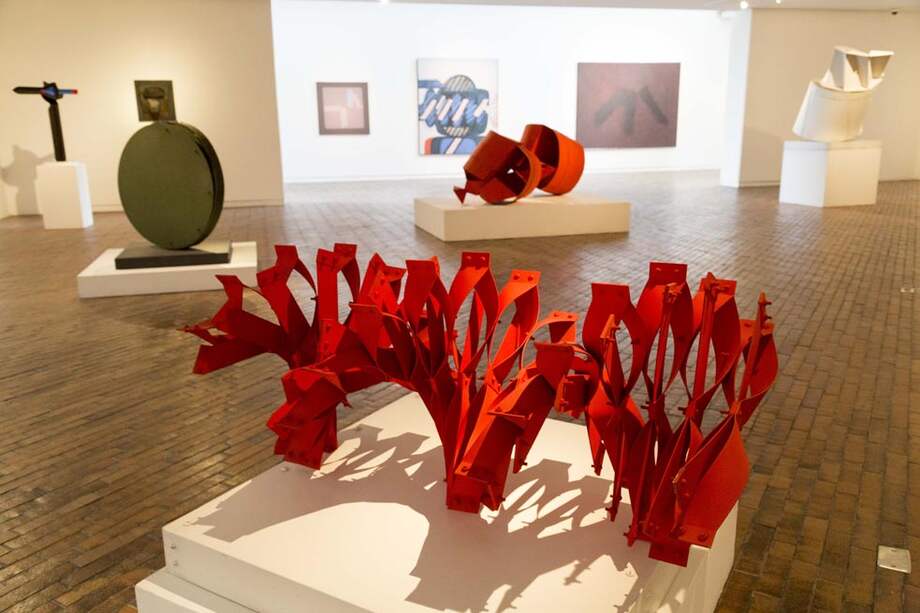 Édgar Negret, ‘Metamorfosis’ (1987), aluminio pintado.