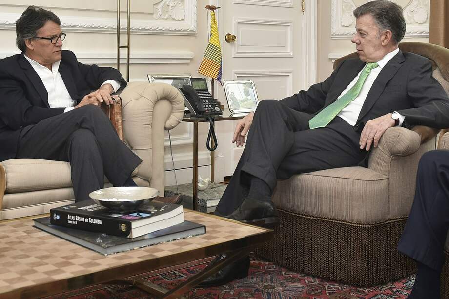 Gustavo Bell, jefe negociador con el Eln, y el presidente Juan Manuel Santos. / Archivo-AFP