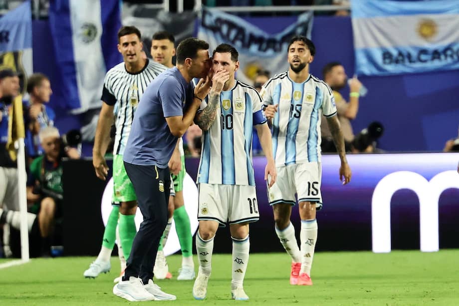 Lionel Scaloni le habla a Messi al oído.