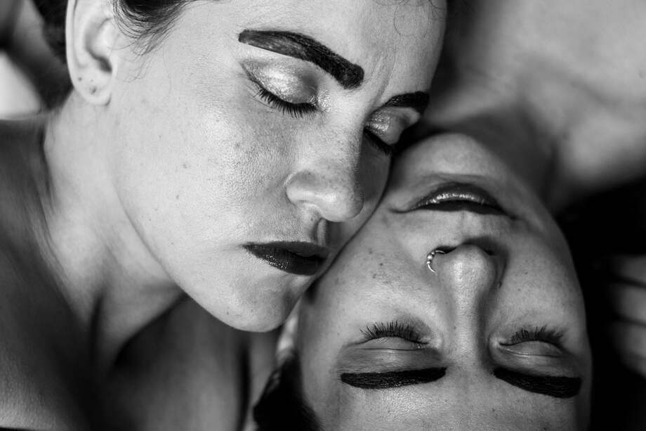 María Ferrer y Nataly Garzón en estado de meditación.