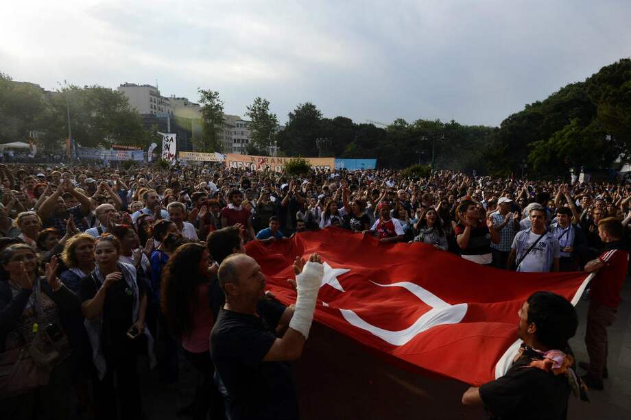 Manifestantes durante una protesta en el Parque Gezi de Estambul (Turquía). /EFE