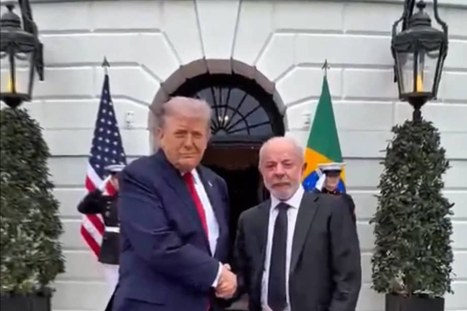 El presidente de EE.UU., Donald Trump (i), saludando a su homólogo de Brasil, Luiz Inácio Lula da Silva.
