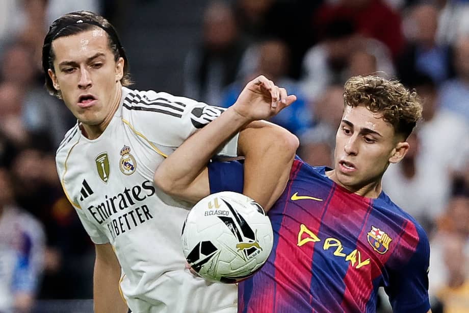 El defensa del Real Madrid Álvaro Fernández, y el centrocampista del Barcelona Fermín López, durante el partido de la décima jornada de LaLiga EA Sports, que Real Madrid y FC Barcelona disputan este domingo en el estadio Santiago Bernabéu.