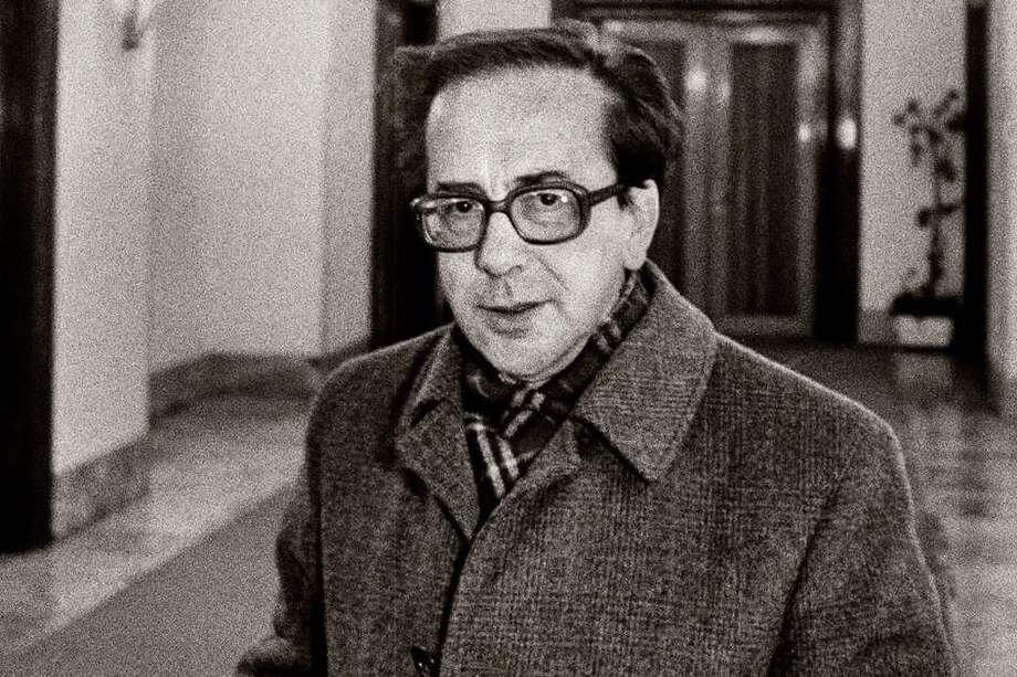 Ismail Kadaré, quien ante quienes le cuestionan su actitud pasiva frente al comunismo, dice: "Mi obra obedece únicamente a las leyes de la literatura" / Cortesía