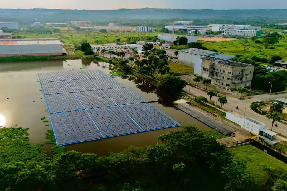 En Turbaco, Bolívar, se inauguró un parque solar flotante con 2.300 paneles fotovoltaicos, que produce hasta 1,4 megavatios de energía. Se encuentra sobre un embalse artificial. Estos lugares son considerados humedales en Colombia.