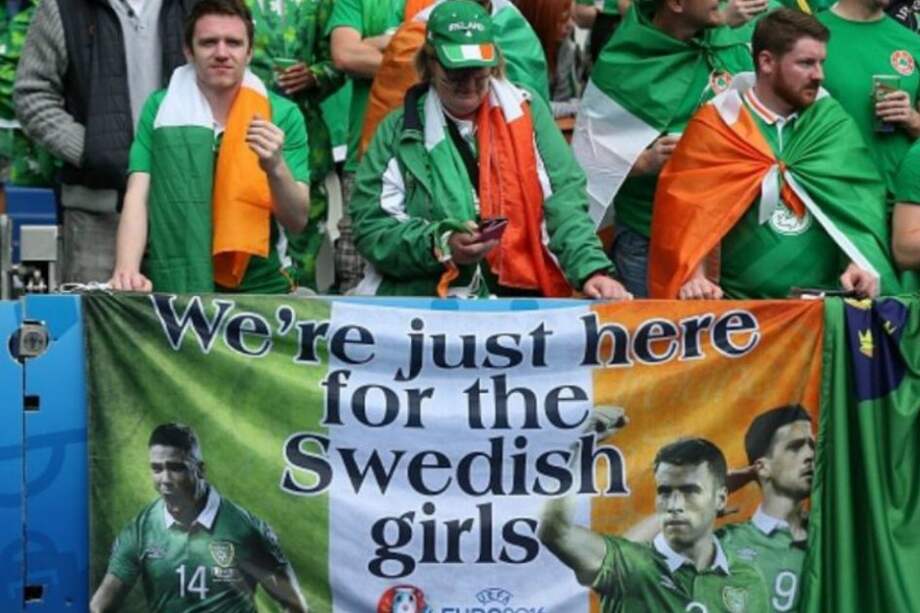 Los irlandeses han sido los creadores de la mejor bandera del torneo, esta dice: "Nosotros sólo vinimos por las chicas de Suecia".