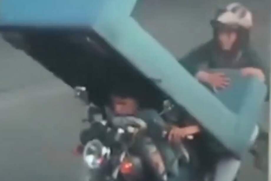 El imprudente hecho fue grabado con un testigo y difundido en redes sociales