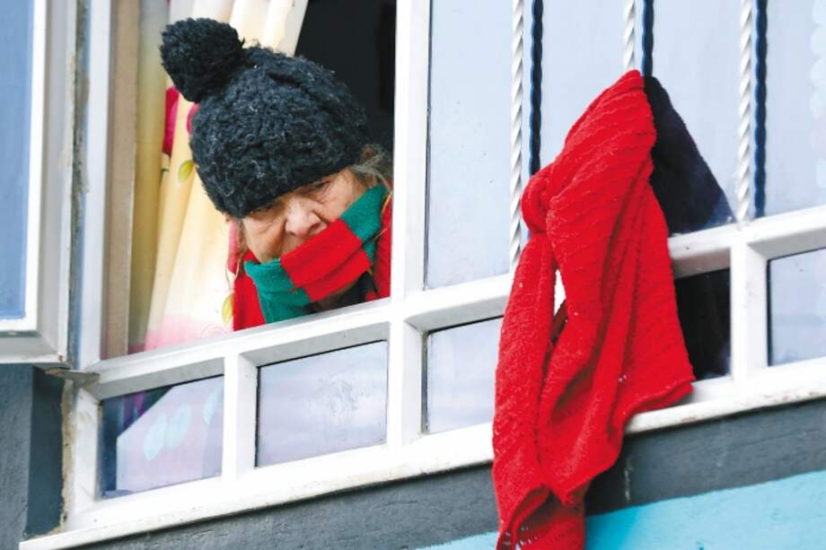 Durante la pandemia de COVID-19 en Colombia numerosas familias pusieron trapos rojos en sus ventanas y fachadas para hacer evidente la crisis económica y el hambre tras las medidas de aislamiento y cuarentenas.