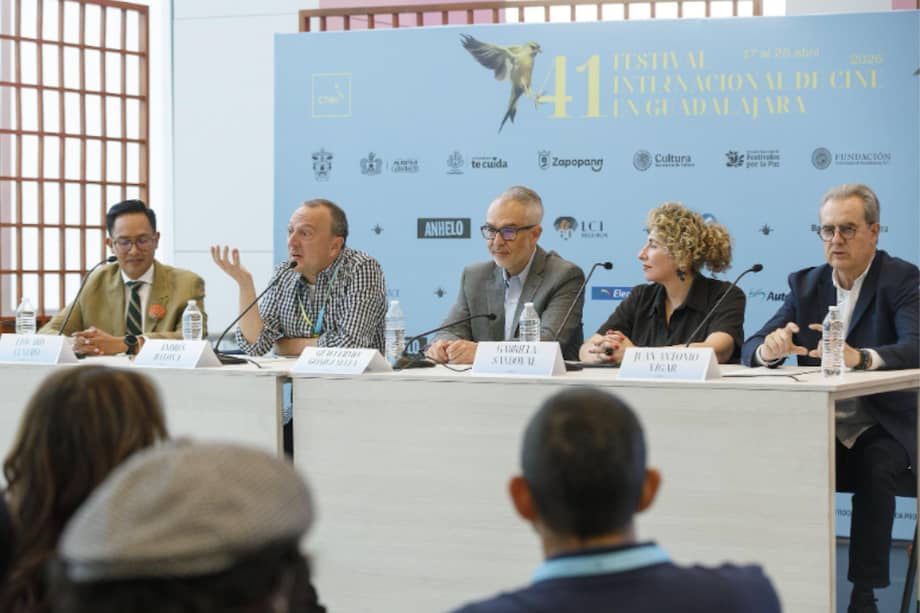 Presentación de Iberfests. De izquierda a derecha: Edward Venero , Andrés Bayona, Guillermo Arturo Gómez Mata, Gabriela Sandoval y Juan Antonio Viga; en la edición 41 del Festival Internacional de Cine en Guadalajara (FICG). Guadalajara, Jalisco, México.