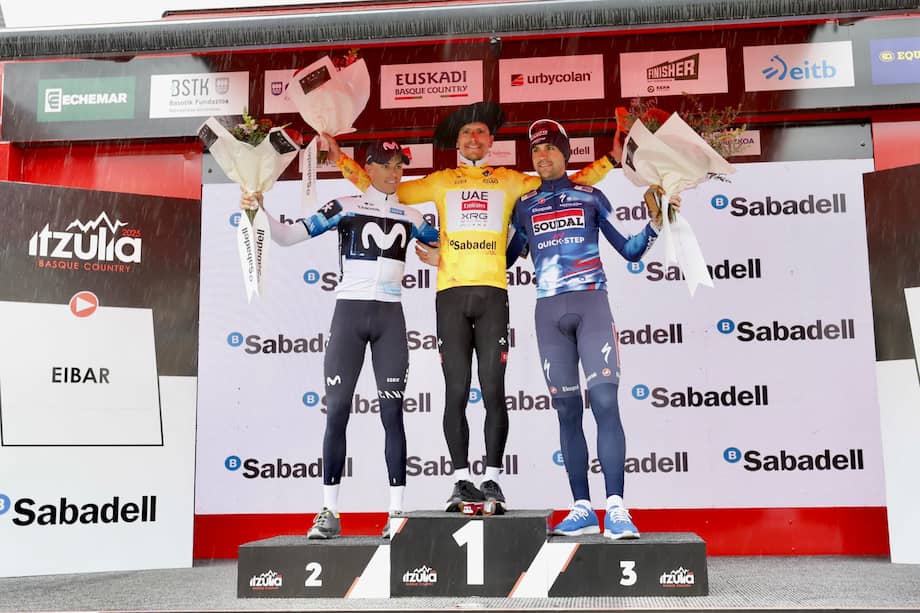 El portugués Joao Almedia (centro), quien se consagró campeón de la Vuelta al País Vasco, junto al español Enric Mas (izq.) y el alemán Maximilian Schachmann en el podio de la carrera.