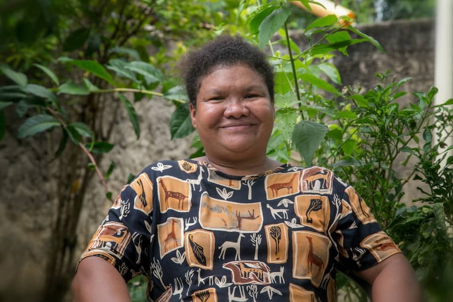 Leyla Vega aprendió la receta de la harina de ñame cuando era una niña, su tía se la enseñó. Desde entonces ha perfeccionado su técnica para hacer tortas, galletas, coladas, hasta vinagre de ñame. / Cortesía PNUD