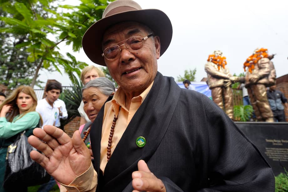 Kancha Sherpa, miembro del equipo de la expedición al Monte Everest de 1953 que llevó a Tenzing Norgay y Edmund Hillary a la cima de la montaña más alta del mundo, hace un gesto tras ofrecer guirnaldas sobre las estatuas de Tenzing Norgay y Edmund Hillary durante las celebraciones del Jubileo de Diamante del Monte Everest en Katmandú el 29 de mayo de 2013. El único superviviente de la primera expedición exitosa al Everest falleció en Katmandú el 16 de octubre a los 92 años, según informó su familia.