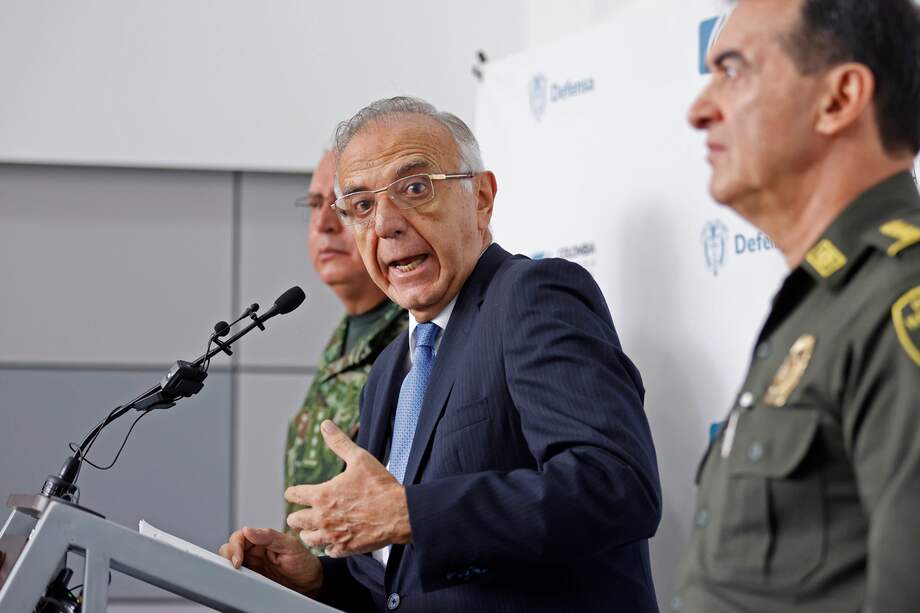 El General Helder Giraldo, comandante de las Fuerzas Militares, y el general William René Salamanca, Director General de la Policía, fueron los encargados de entregar instrucciones a los uniformados sobre las precauciones con la comunidad.