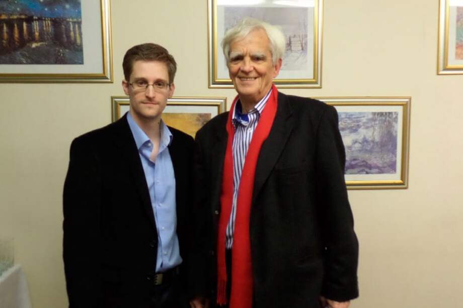 Hans-Christian Stroebele junto a Edwar Snowden. Foto: EFE