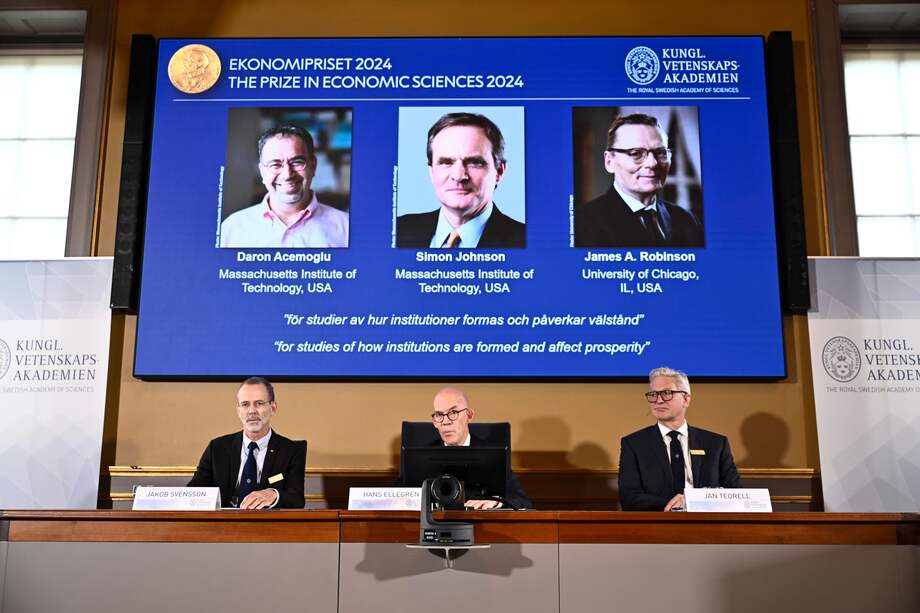 Tres economistas radicados en Estados Unidos compartirán el Premio Nobel de Economía 2024: Daron Acemoglu, Simon Johnson y James A. Robinson. / EFE