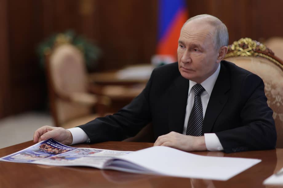 El presidente ruso Vladimir Putin se reúne con el gobernador de la región de Kursk, Alexander Khinshtein (no aparece en la imagen), en el Kremlin en Moscú.