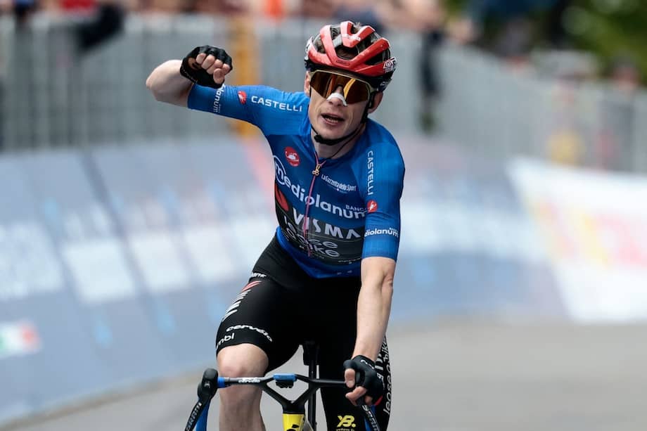 Vingegaard celebrando su segundo triunfo en el actual Giro de Italia.
