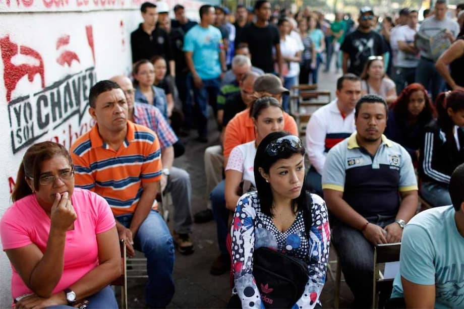 Fuera de urnas, altavoz reproduce voz de Chávez pidiendo elección de Maduro