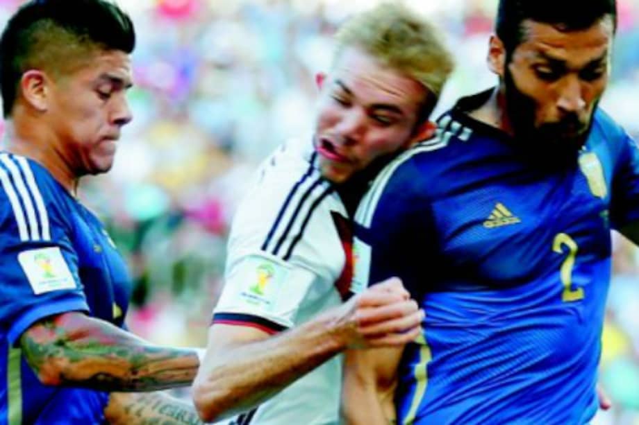 El alemán Christoph Kramer choca con el hombro del argentino Ezequiel Garay en la final de la Copa Mundial de la FIFA de 2014. / AP