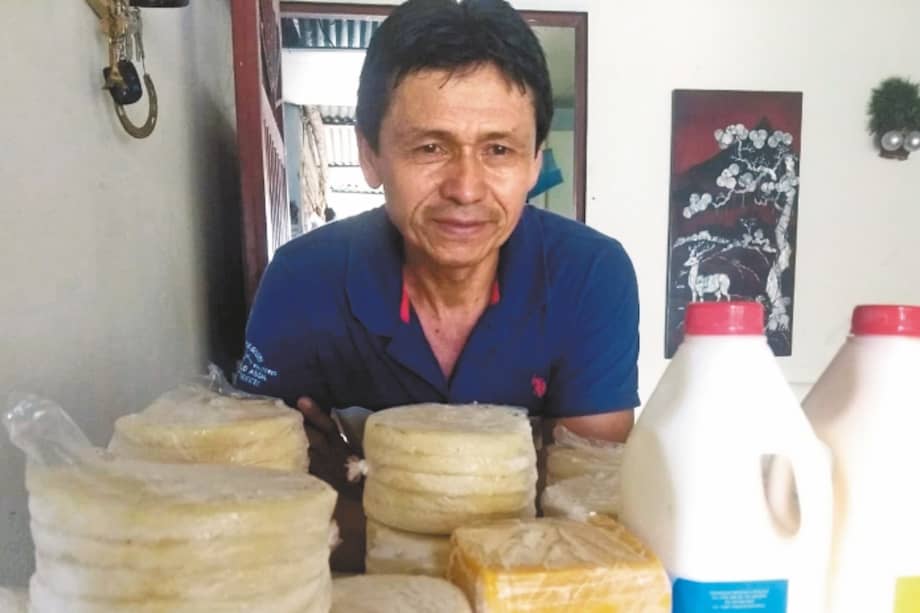 Geremías Manso Mora, risaraldense de 50 años, fue desplazado por la guerra en 2004. Ahora tiene una microempresa de arepas en Cali. / URV
