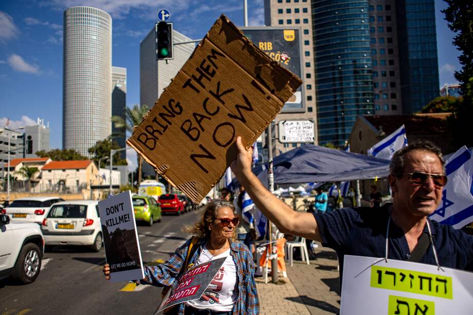 Amigos y familiares de rehenes retenidos por militantes de Hamás en Gaza protestan frente a la base militar israelí de Kirya en Tel Aviv, Israel, 18 de octubre de 2023.
