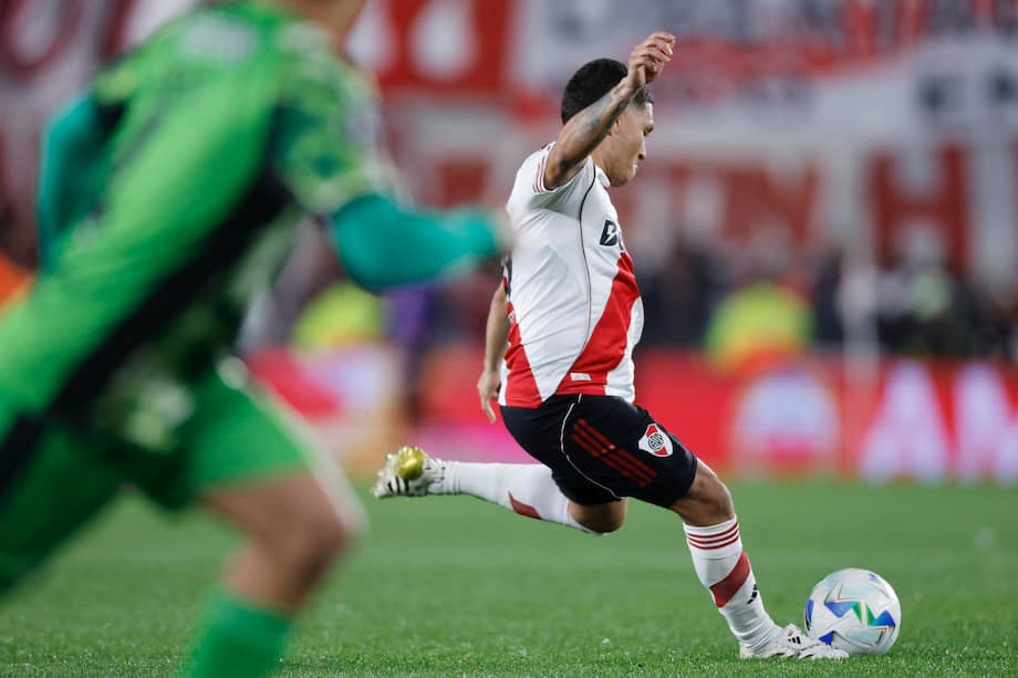Juan Fernando Quintero patea el balón durante un partido de octavos de final de la Copa Libertadores entre River Plate y Libertad en el estadio Más Monumental de Buenos Aires, Argentina.