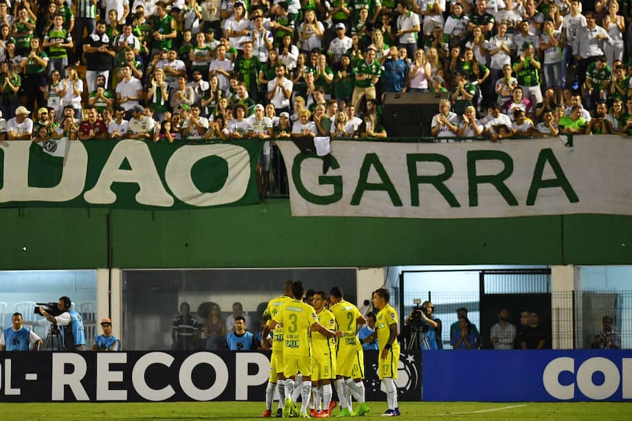 Los jugadores de Nacional celebran el gol del empate parcial contra Chapecoense. / AFP