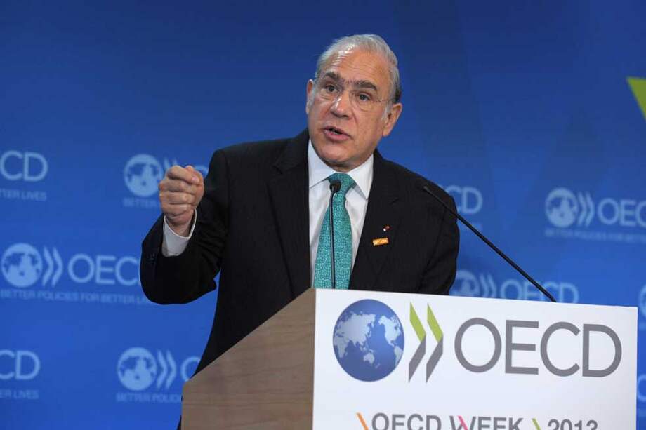 Ángel Gurria, secretario general de la OCDE, vigila el proceso.
